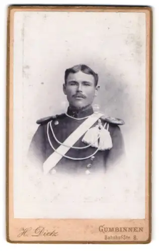 Fotografie H. Dietz, Gumbinnen, Bahnhofstrasse 8, Ulan in Uniform mit Bandelier und Fangschnur