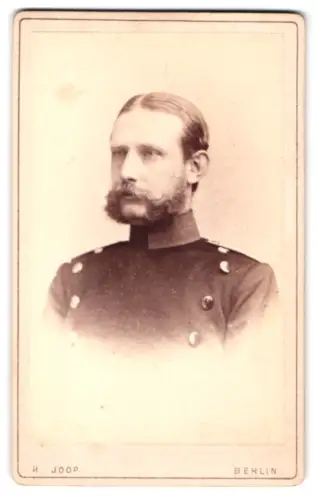 Fotografie Hermann Joop, Berlin, Bellevue-Strasse 21, Offizier im Überrock