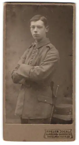 Fotografie Atelier Ideal, Hamburg-Barmbeck, Hamburgerstrasse 53, Soldat vom Inf.-Rgt. Nr. 128 in Feldgrau Uniform