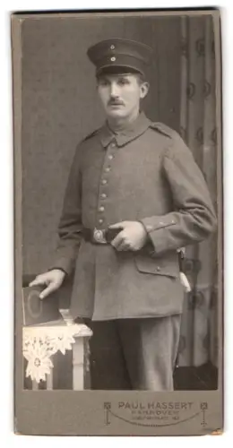 Fotografie Paul Hassert, Hannover, Welfenplatz 16A, Soldat vom Infanterie-Regiment Nr. 74 in Feldgrau Uniform