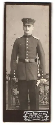 Fotografie Paul Teschner, Potsdam, Alte Luisenstrasse 6, Soldat in Uniform mit Schirmmütze und Bajonett