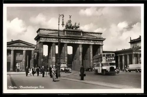 AK Berlin, Brandenburger Tor, Passanten, Doppeldeckerbusse
