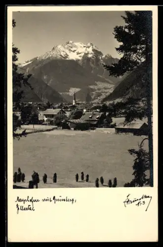 Foto-AK Hans Hruschka: Mayrhofen /Zillertal, Ort mit Bergspitze aus der Vogelschau