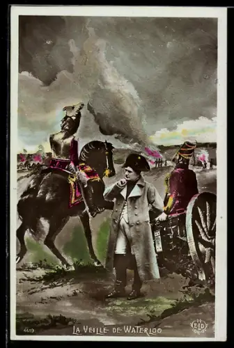 AK Napoleon zwischen Soldaten auf dem Schlachtfeld von Waterloo