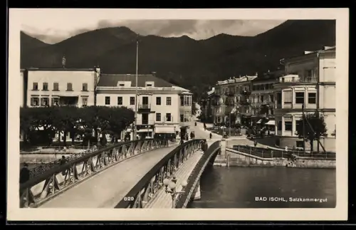 AK Bad Ischl /Salzkammergut, Brücke und Ortsansicht mit Promenade und Bergen