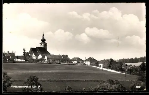 AK Niederneukirchen /Ob. Ö., Ortspanorama mit Kirche