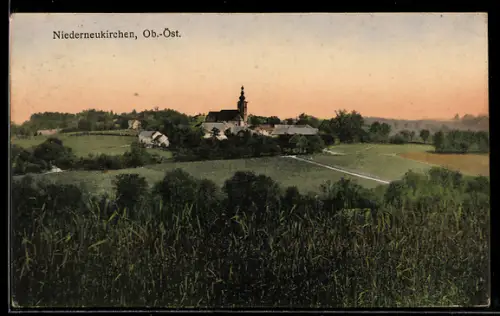 AK Niederneukirchen /Ob.-Öst., Ortsansicht mit Kirche