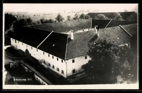 Foto-AK Hörsching /O.Ö., Hofgebäude mit Teich aus der Vogelschau