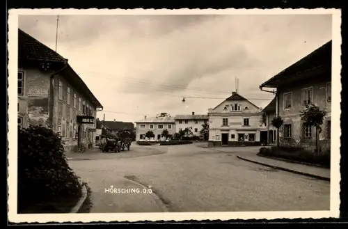 AK Hörsching /O. Ö., Platz mit Strassenkreuzung und Gebäuden