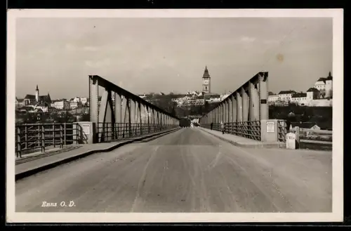 AK Enns, Brücke mit Stadtpanorama und Kirchturm