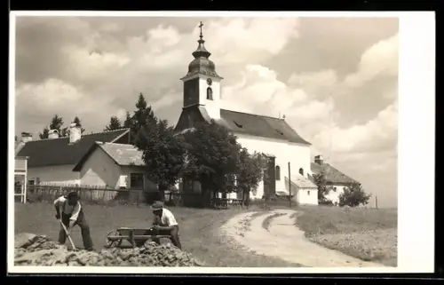 Foto-AK Kirchschlag bei Linz, Kirche mit Strasse und Arbeitern im Vordergrund