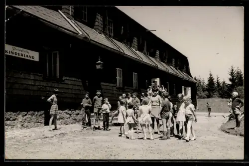 Foto-AK Kirchschlag bei Linz, Erholungsheim Kinderland, Kindergruppe vor Gebäude