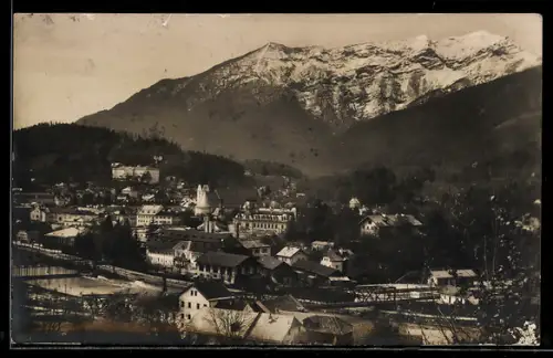 AK Bad Ischl, Ortsansicht mit Brücke und Bergkulisse