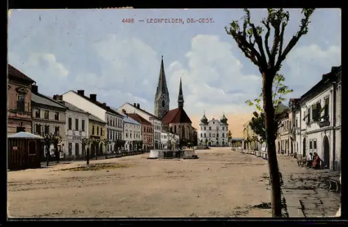 AK Leonfelden /Ob. Öst., Marktplatz mit Kirche und Brunnen
