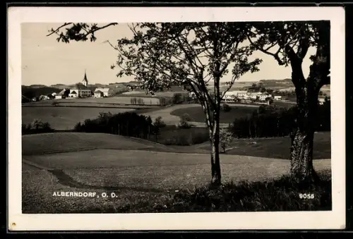 AK Alberndorf /O. D., Ortspanorama mit Kirche und Feldlandschaft