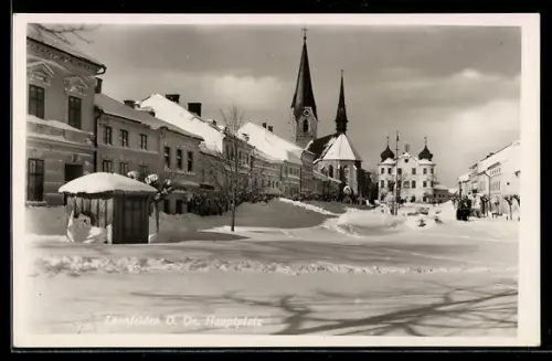 AK Leonfelden /O.-Oe., Hauptplatz mit Kirche im Schnee