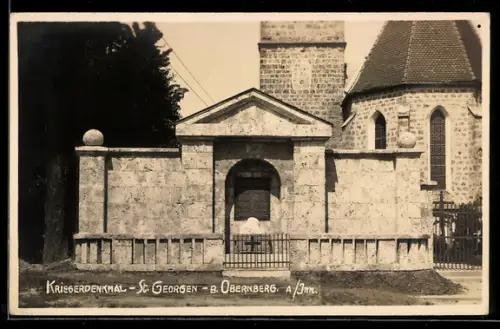 AK St. Georgen bei Obernberg /Inn, Kriegerdenkmal vor der Kirche