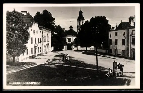 AK Reichersberg a. Inn, Strassenpartie mit Kirche