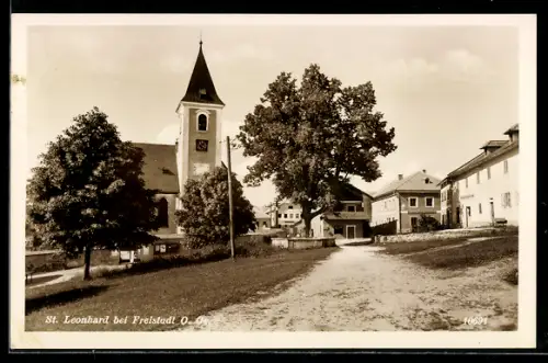 AK St. Leonhard bei Freistadt, Ortspartie mit Kirche