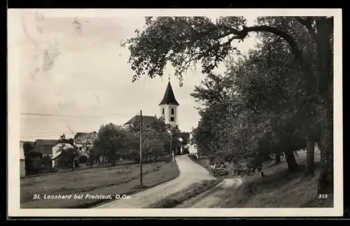 AK St. Leonhard bei Freistadt, Strassenpartie mit Kirche