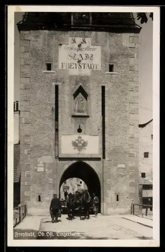 AK Freystadt /Ob.-Öst., Linzerturm mit Strassenpartie