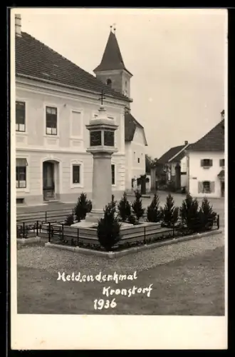 AK Kronstorf, Heldendenkmal mit Strassenpartie