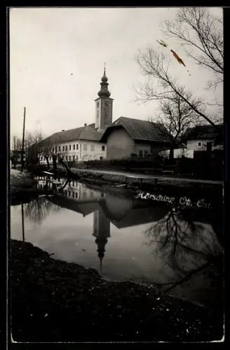 AK Hörsching /Ob.-Donau, Uferpartie mit Kirche