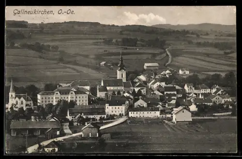 AK Gallneukirchen /O.-Oe., Teilansicht mit Kirche und Strassenpartie