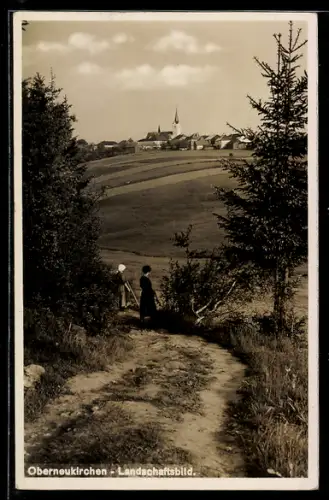AK Oberneukirchen, Landschaftsbild mit Feldweg, Blick nach der Kirche