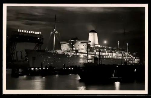 AK Passagierschiff Arcadia nachts im Hafen von Hamburg vor der Stülckenwerft