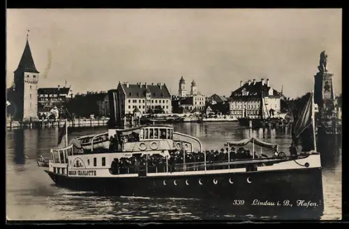 AK Lindau i. B., Raddampfer Königin Charlotte beim Verlassen des Hafens, Bodensee