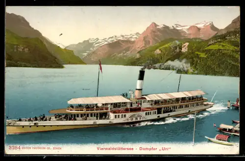 AK Raddampfer Uri verlässt die Anlegestelle am Vierwaldstätter See