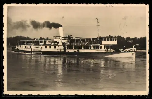 AK Eildampfer Johann Strauss der Ersten Donau-Dampfschiffahrts-Gesellschaft in Fahrt,  am Bug