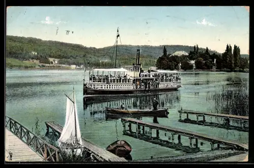 AK Dampfer Helios nähert sich dem Anlegesteg auf dem Wörthersee, Blick nach Loretto