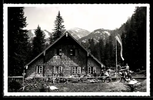 AK Ischler-Hütte am Wilden Kogl, Berghütte mit Besuchern