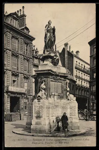 AK Rouen, Fontaine et Statue commémorative de Jeanne d`Arc, Place de la Pucelle