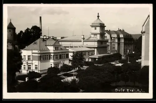AK Dvur Král. n. L., Ortsansicht mit Park und Gebäuden