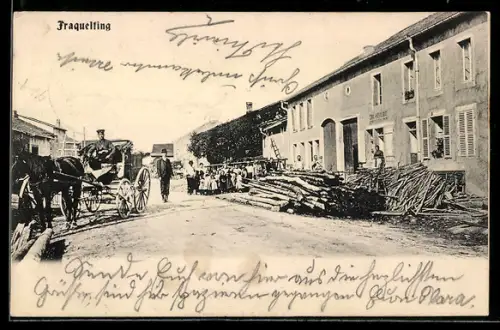 AK Fraquelfing, Dorfstrasse mit Pferdefuhrwerken und Holzstapeln