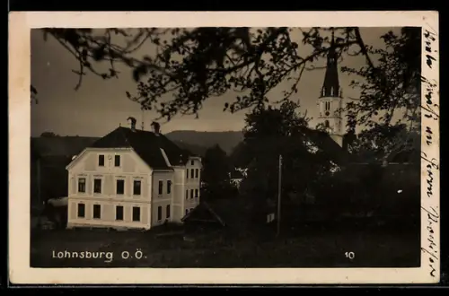 AK Lohnsburg /O.Ö., Ortsansicht mit Kirche und grossem Haus