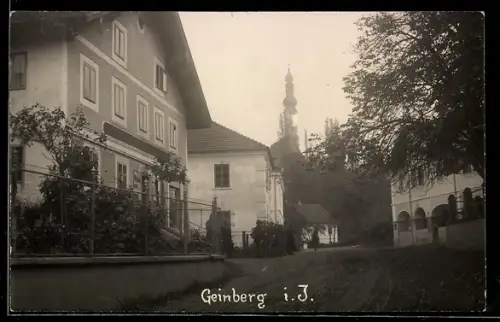 AK Geinberg i. I., Strasse mit Blick zum Kirchturm