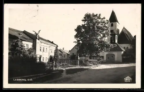 AK Lasberg /O.Ö., Platz mit Kirche und Denkmal