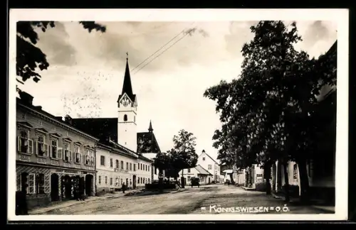 AK Königswiesen /O.Ö., Ortsstrasse mit Kirche