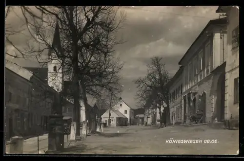 AK Königswiesen /Ob. Öst., Strasse mit Kirche und Häusern