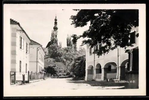 AK Geinberg /O.Ö., Strasse mit Arkaden und Kirche