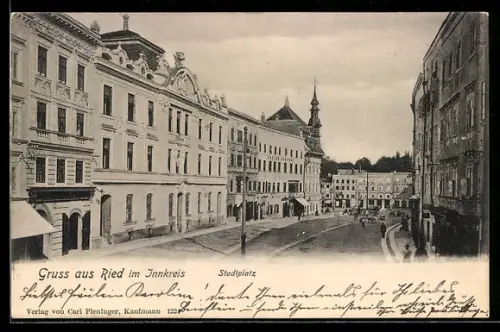 AK Ried im Innkreis, Stadtplatz mit Häuserzeile und Kirche