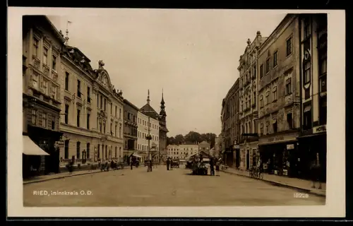 AK Ried im Innkreis, Geschäfte und Blick zum Kirchturm