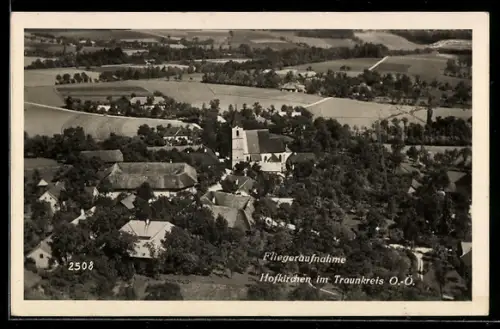 AK Hofkirchen im Traunkreis, Strassenpartie mit Kirche, Fliegeraufnahme