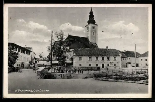 AK Hörsching, Strassenpartie an der Brücke mit Kirchblick