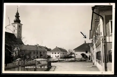 AK Hörsching /O.-Ö., Strassenpartie mit Kirche