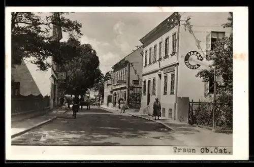 AK Traun /Ob.-Öst., Strassenpartie mit Tabakladen